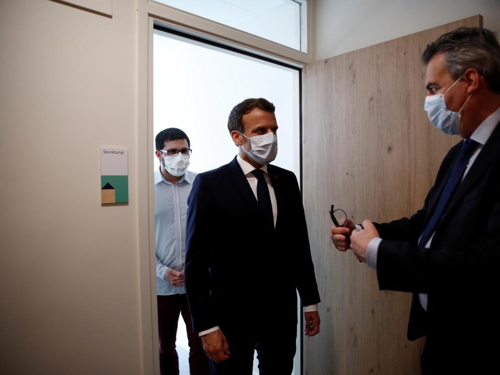 Macron visitó un centro médico cerca de París