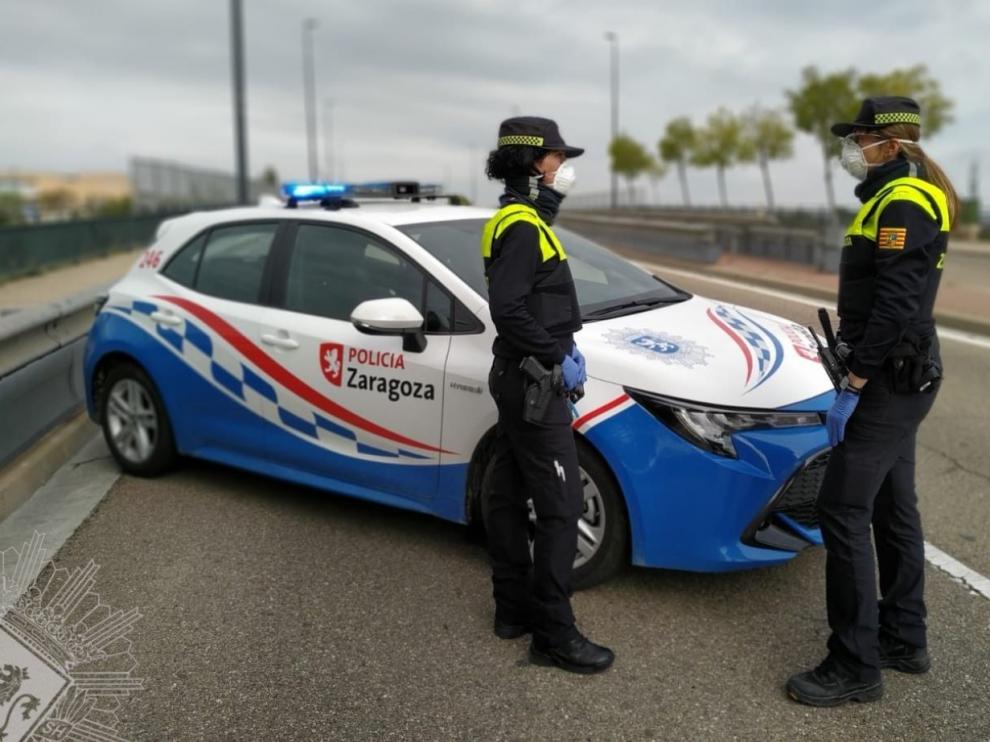 Mujeres policía con mascarilla de la Policía Local de Zaragoza