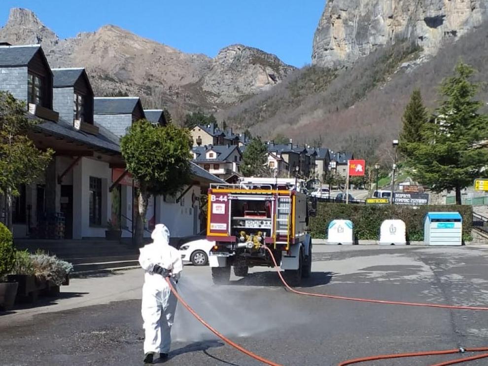 Una cuadrilla realizando labores de desinfección en Escarrilla la semana pasada.