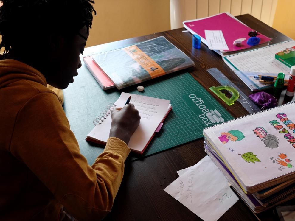 Una niña en Galicia hace las tareas en su casa durante este confinamiento.