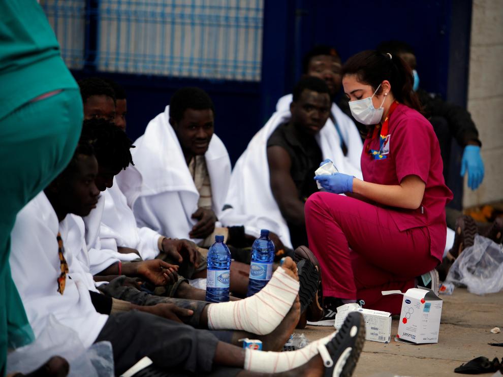 Unos 50 inmigrantes procedentes de Marruecos logran entrar a Melilla en un salto masivo a la valla.