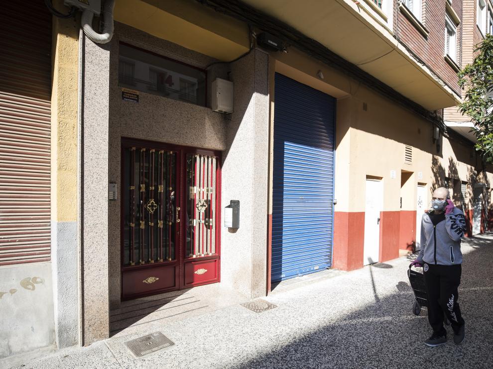 La Policía y los bomberos hallaron el cadáver en un local de la calle de Silvestre Pérez de Zaragoza.