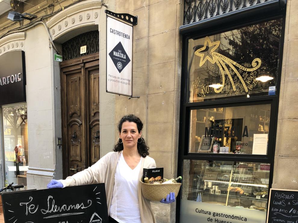 Elena Bernad, en las puertas de su tienda, Chez Marzola.