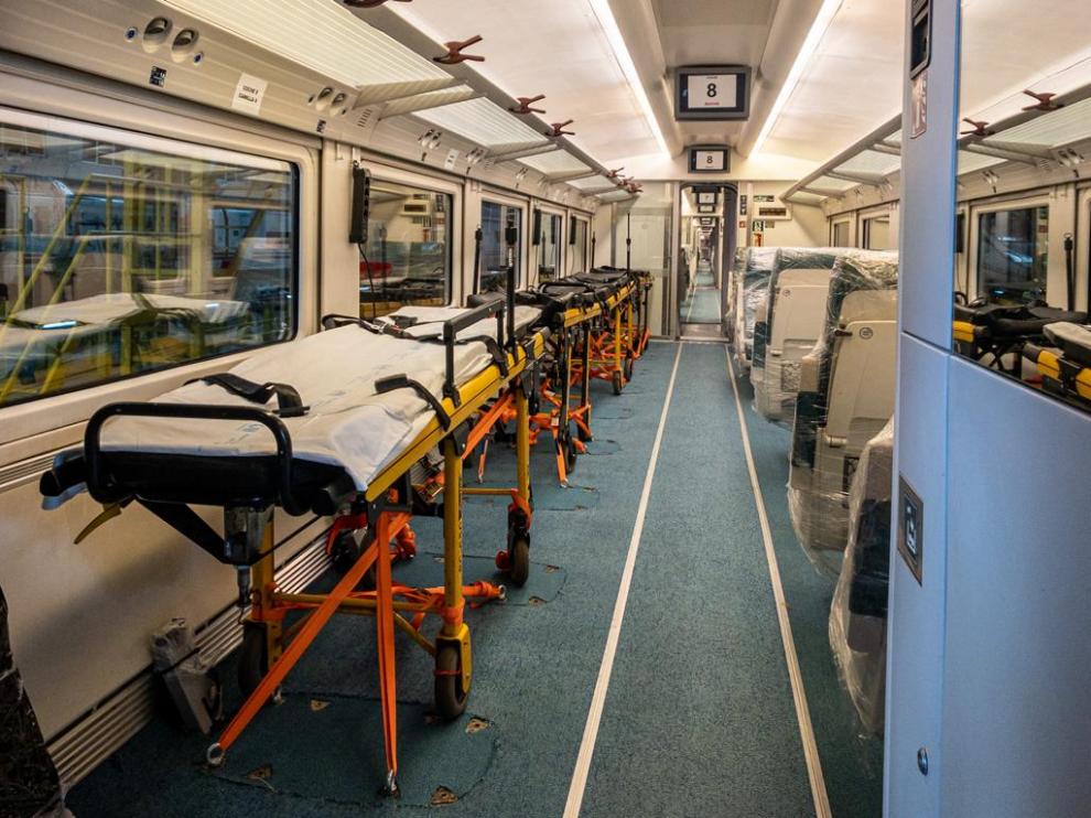 Interior de un vagón medicalizado de un tren de Renfe