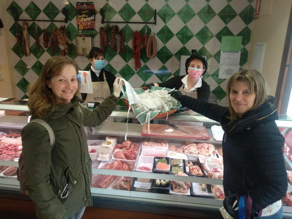 Reparto de mascarillas en un comercio de Monreal del Campo.