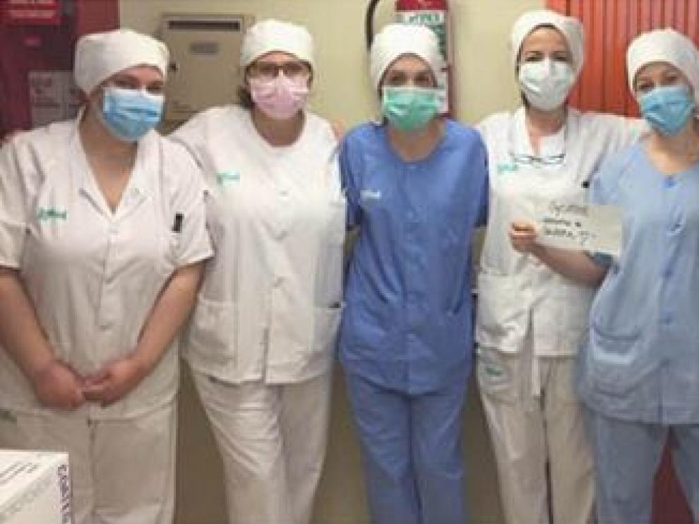 Personal sanitario del Clínico de Zaragoza, con mascarillas confeccionadas en Cariñena.