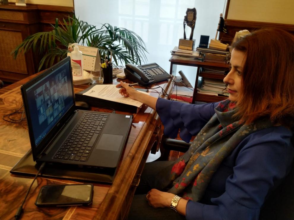 La alcaldesa, Emma Buj, preside el pleno telemático desde su despacho.