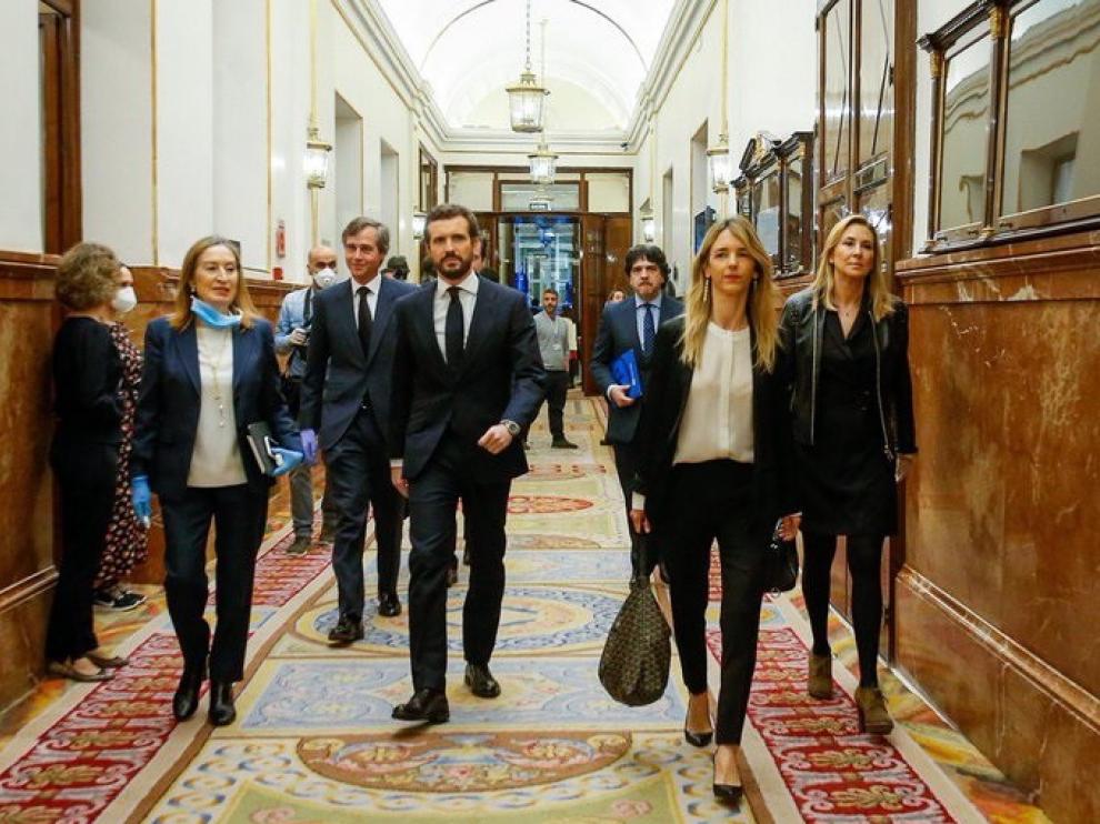 Ana Pastor, con guantes y mascarilla, junto a Pablo Casado a su llegada al pleno del Congreso.