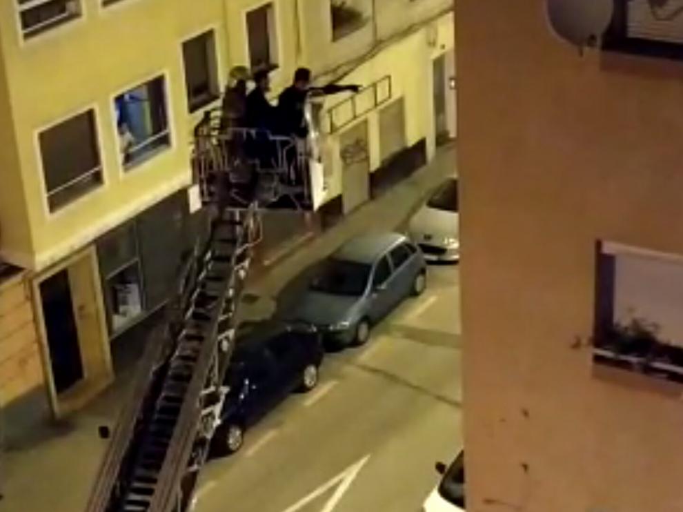 Los Policías tuvieron acceder a la vivienda usando una escala de los bomberos.