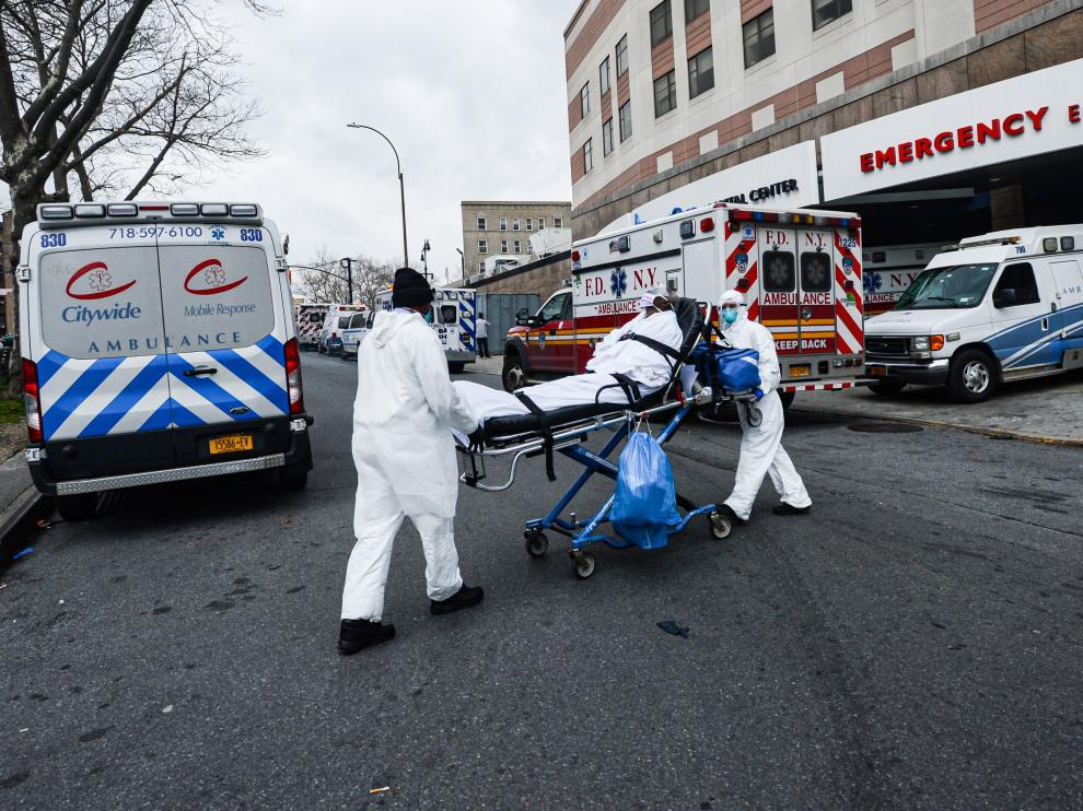 Dos sanitarios trasladan en una camilla a un infectado por coronavirus este miércoles en Nueva York.
