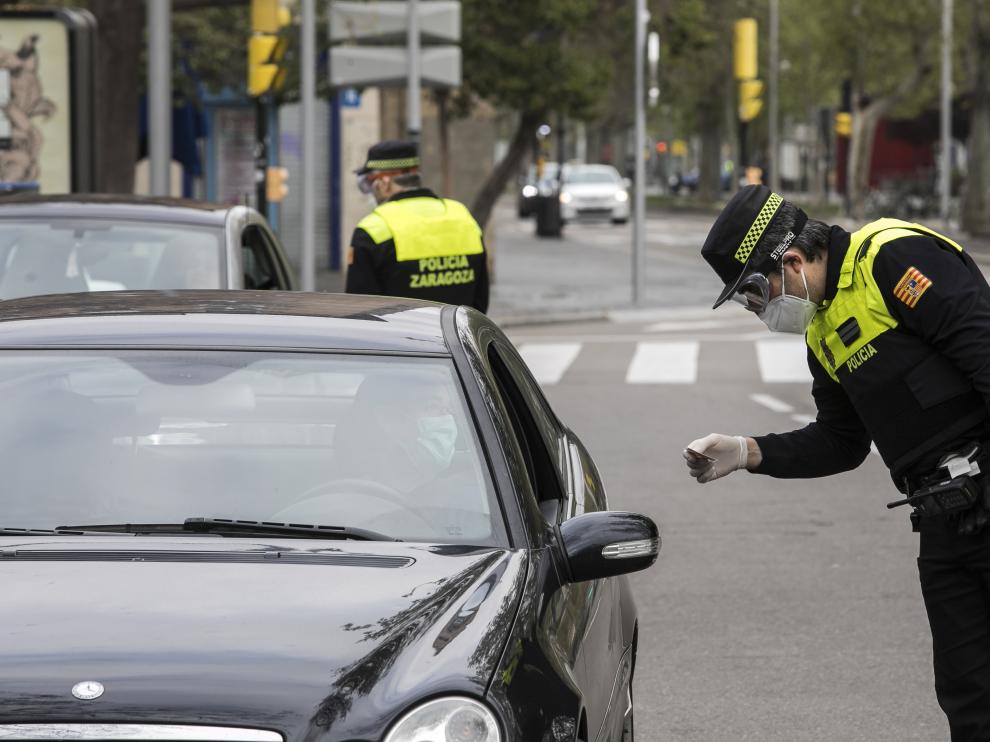 El subinspector Pérez comprueba el carnet a un conductor en el control de la plaza de San Francisco de Zaragoza.