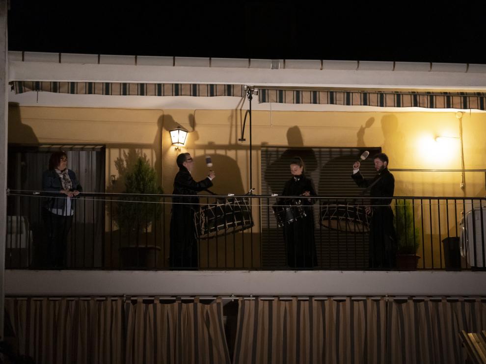La familia, asomada al balcón de su casa de Híjar, poco antes de comenzar los redobles.