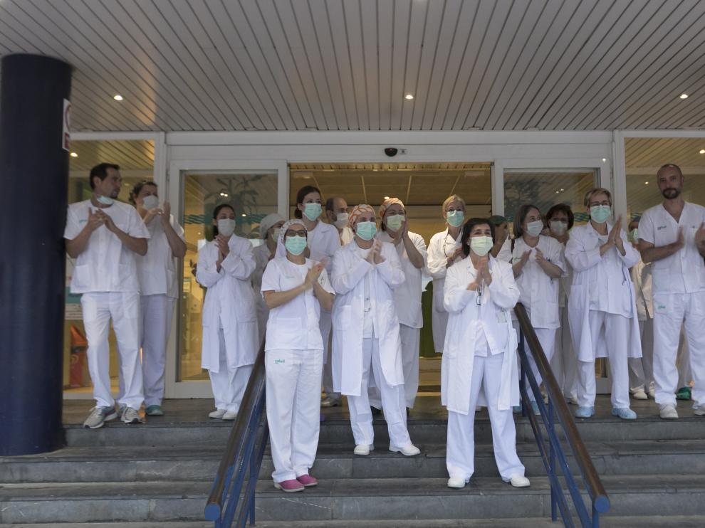 Personal sanitario, aplaudiendo como cada tarde a las 20.00 a las puertas del hospital San Jorge de Huesca.