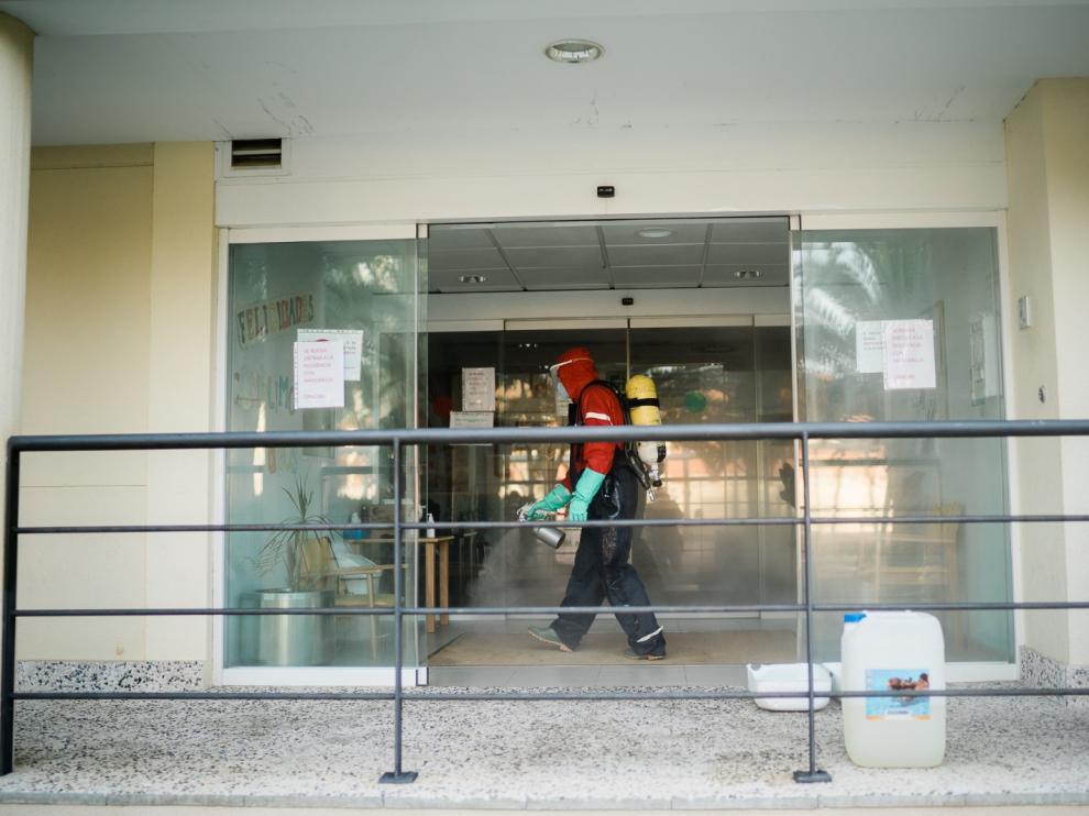 Un bombero de la DPZ, en las labores de desinfección de la residencia de Caspe.