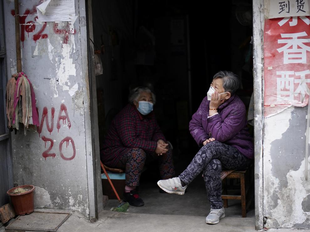 Dos personas con mascarillas este sábado en Wuhan.