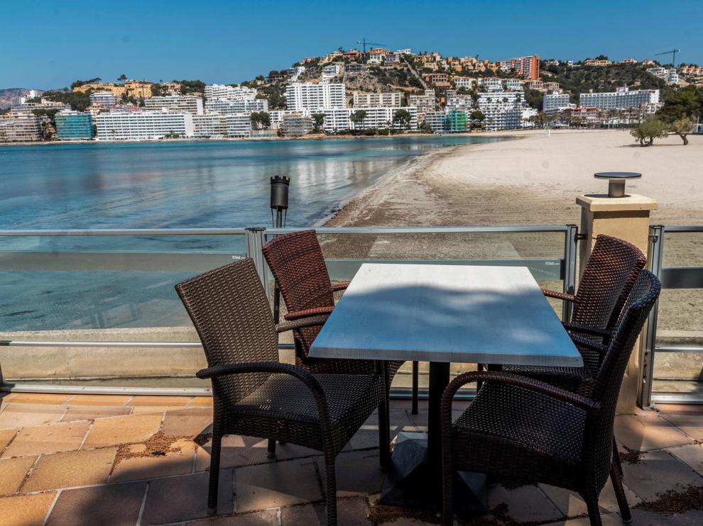 Terraza de un restaurante cerrado con vistas a la playa de Santa Ponça este sábado en Mallorca.
