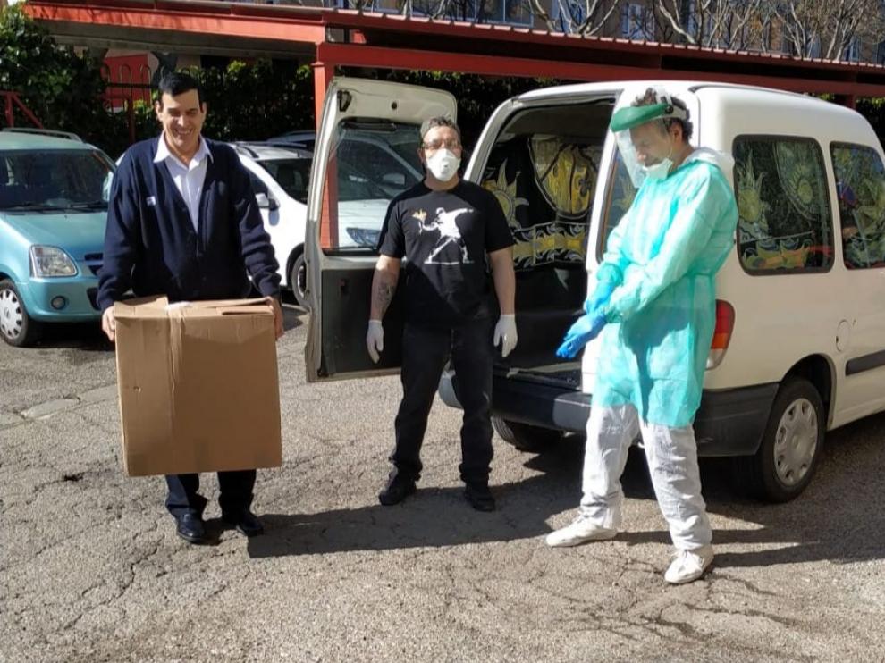Entrega de 200 batas hechas por BataMandil tras una donación canalizada por Paradigma.