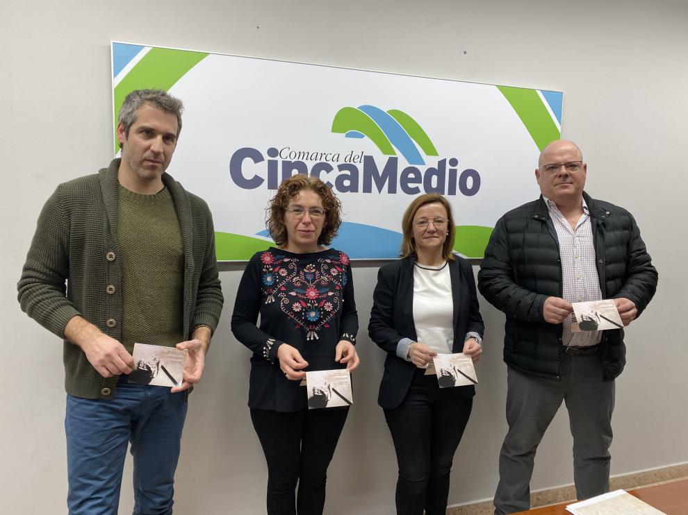 Foto de archivo de la presentación: Jorge Mur, técnico de Cultura de Graus, y los concejales de Graus, Lourdes Pena, Fonz, María Clusa, y Estadilla, Jordi Cañavete.