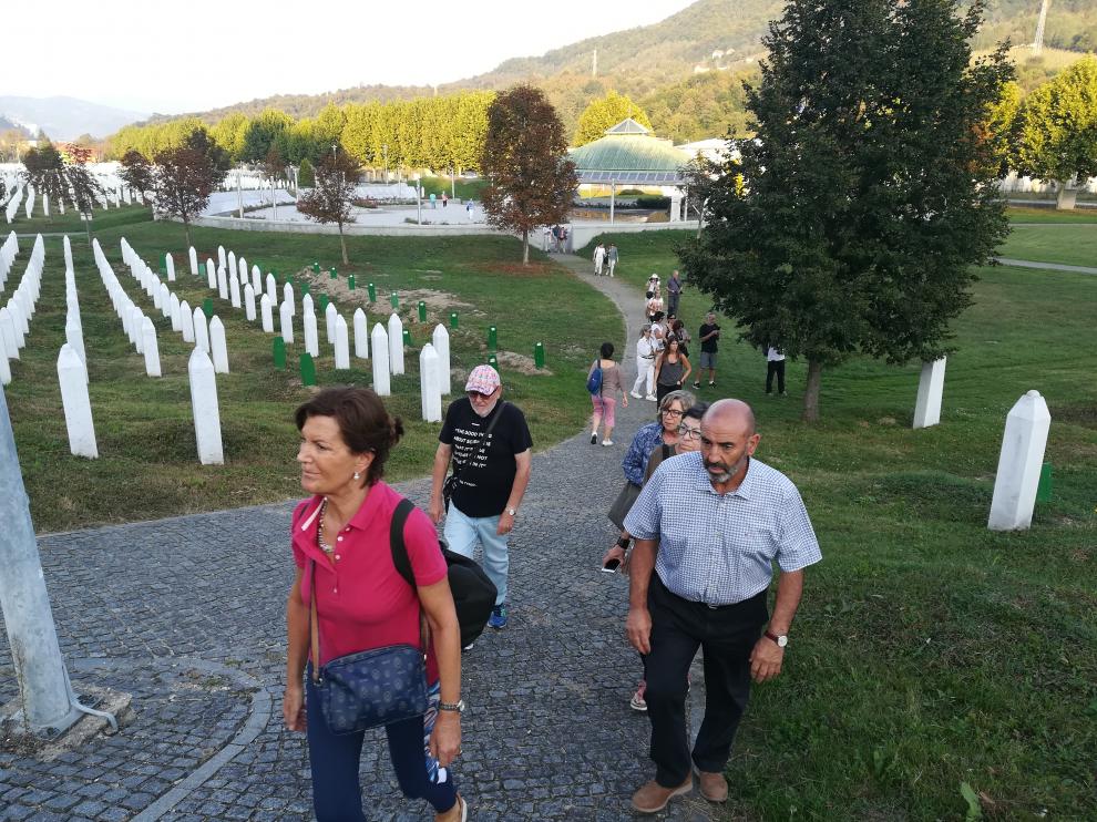 Varias personas que han dado testimonio para este texto visitan el cementerio de Srebrenica (Bosnia-Herzegovina) en setiembre de 2018