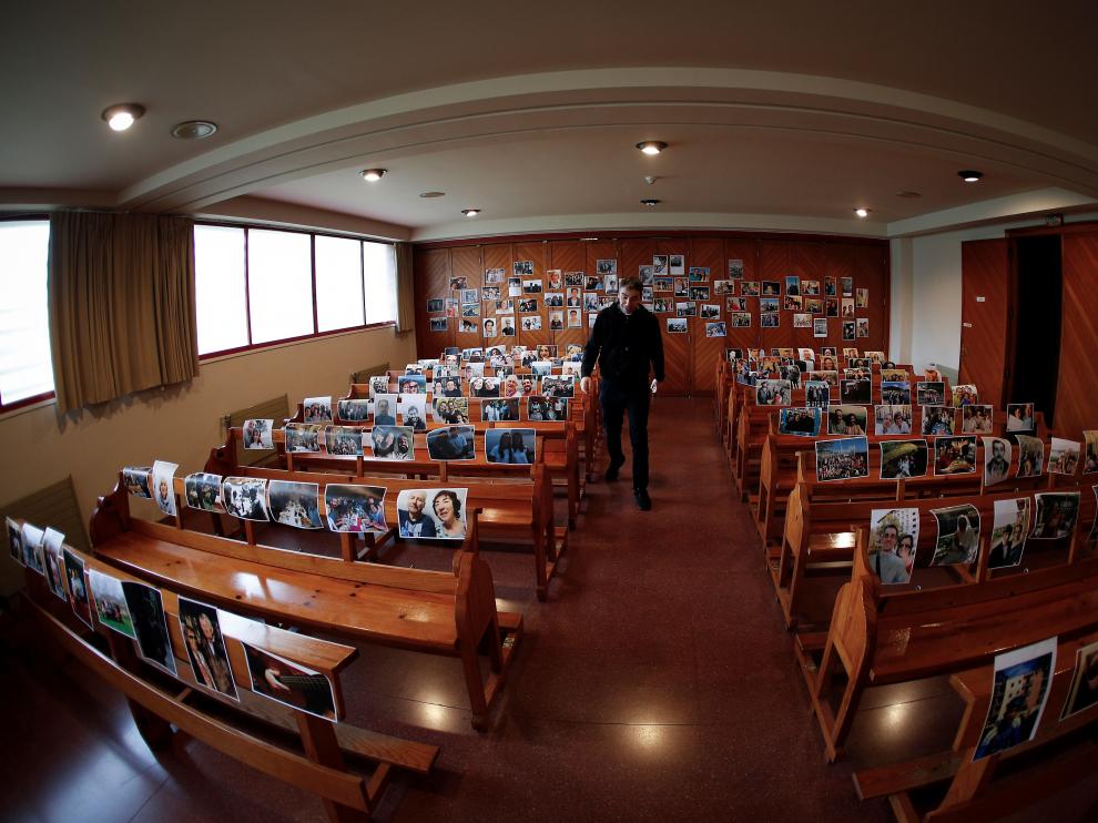 Párroco utiliza fotografías para tener presente a sus feligreses