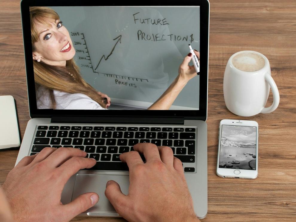 Los profesores deben impartir ahora sus clases online.