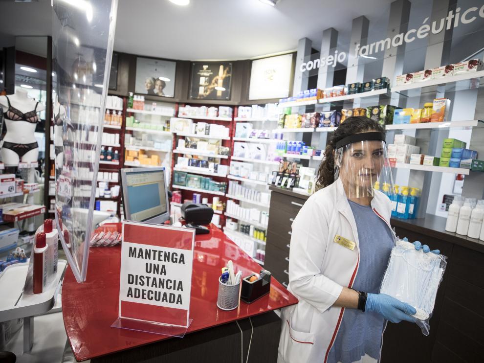 Elena Lacalle, de la farmacia Lacalle, con las mascarillas quirúrgicas que recibió ayer.