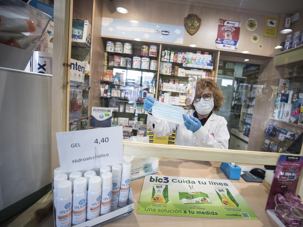 Inés Vicente, de la farmacia Vinuesa Canals, muestra una mascarilla quirúrgica.