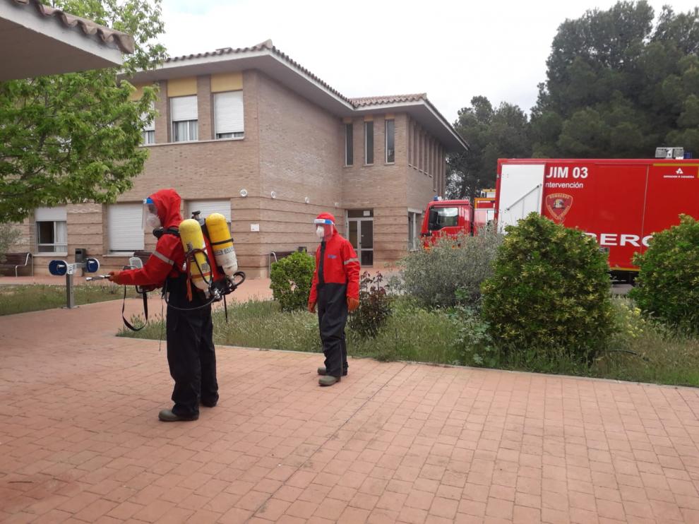 Los bomberos de la Diputación de Zaragoza desinfectan la residencia de mayores de Belchite.