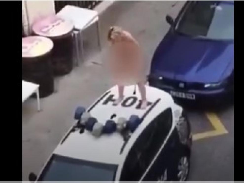 Una mujer se desnuda y se sube a un coche de la Policía en Torremolinos