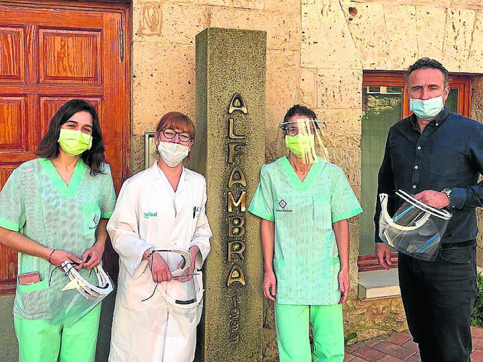 Jorge Esteban entrega pantallas en la residencia de Alfambra.