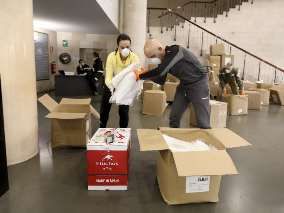 Trabajadores de la DPH, cargando el material de protección.