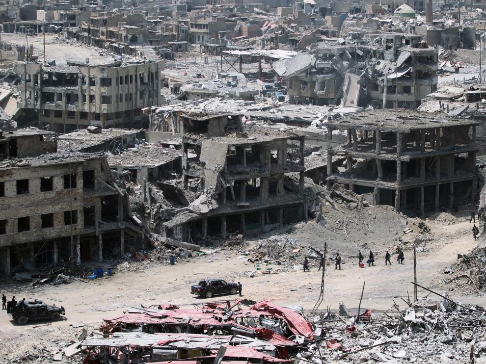Varios militares del Ejército de Iraq caminan por la devastada ciudad vieja de Mosul en 2017.