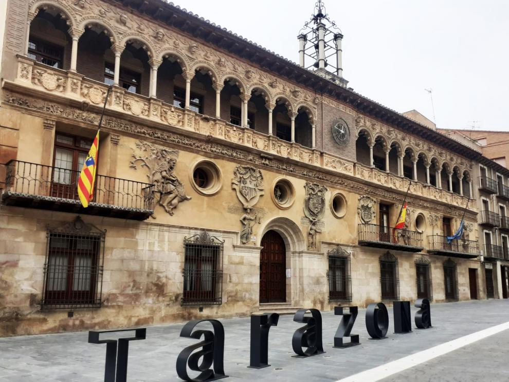 El Ayuntamiento de Tarazona con sus banderas a media asta.