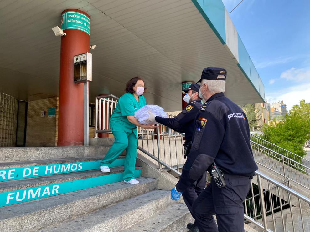 La Policía entrega material en el Hospital Clínico Lozano Blesa.