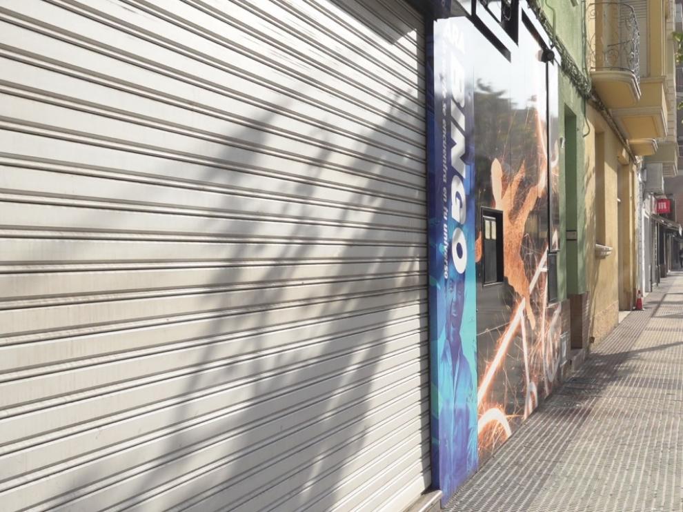 Imagen de uno de los cientos de comercios que permanecen cerrados en Fraga.