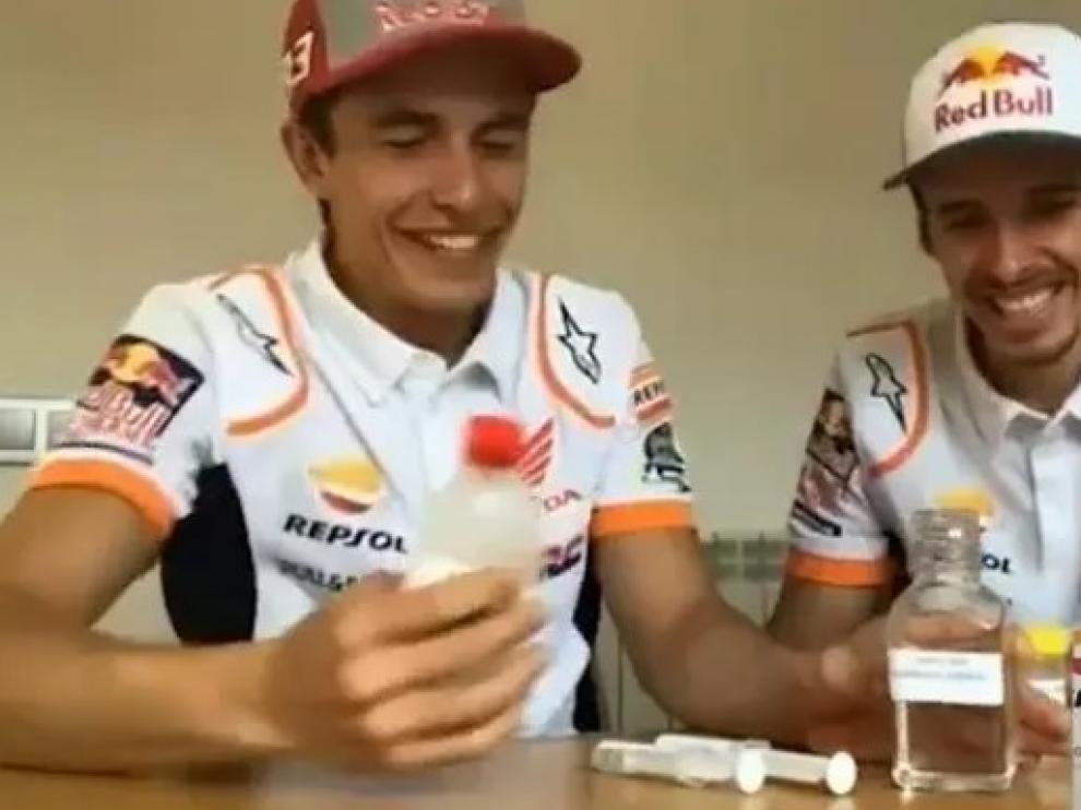 Marc y Àlex Márquez aprenden a producir gel hidroalcohólico en casa.