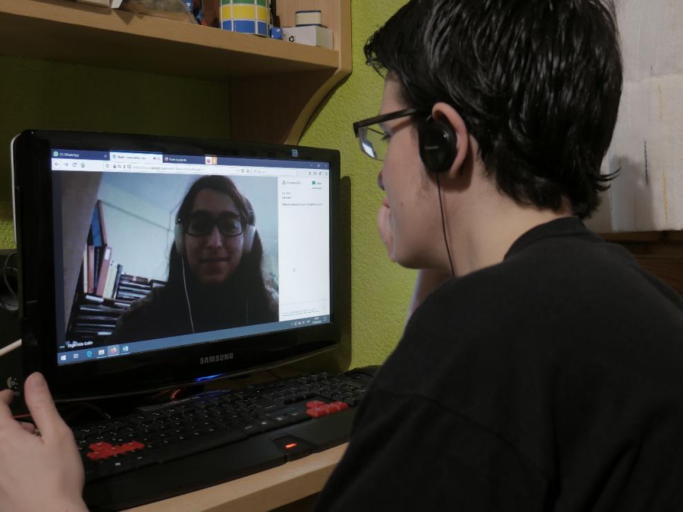 Talin Arbás, estudiante del máster de profesorado en la especialidad de Biología y Geología, habla con su compañera de prácticas en el IES Félix de Azara de Zaragoza.