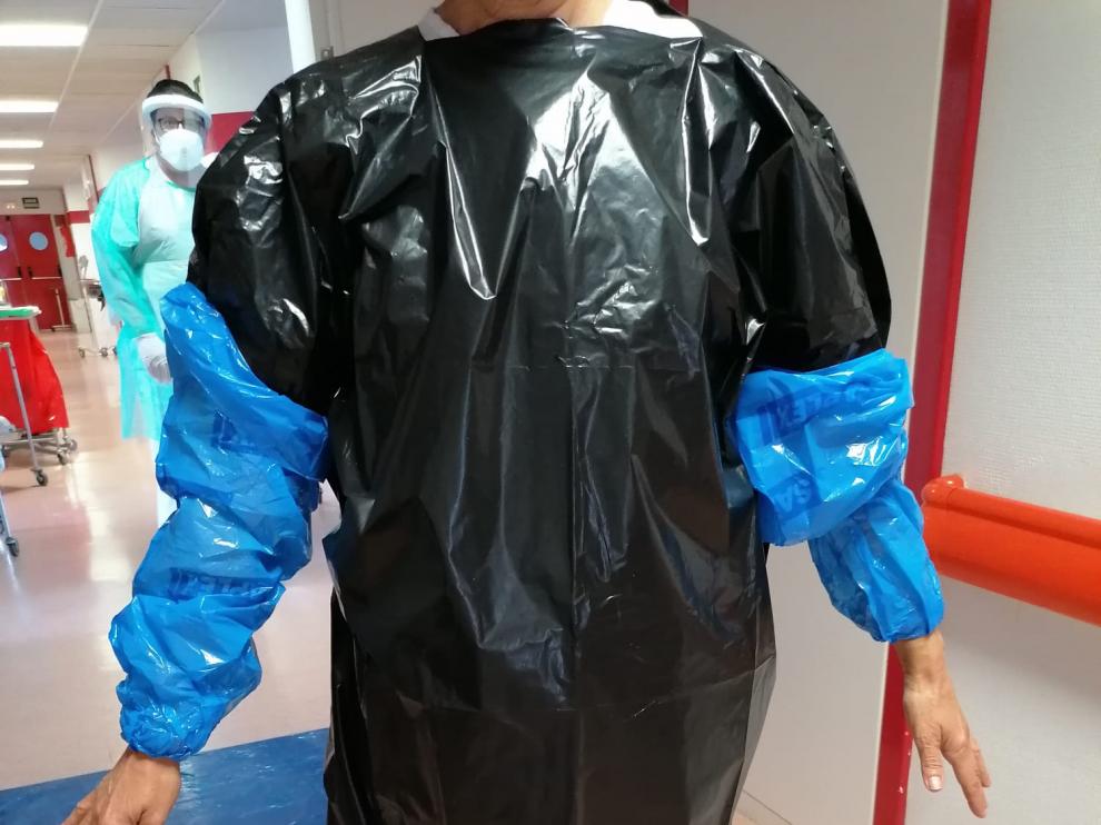 Una empleada de San Jorge con el traje confeccionado con bolsas de basura.
