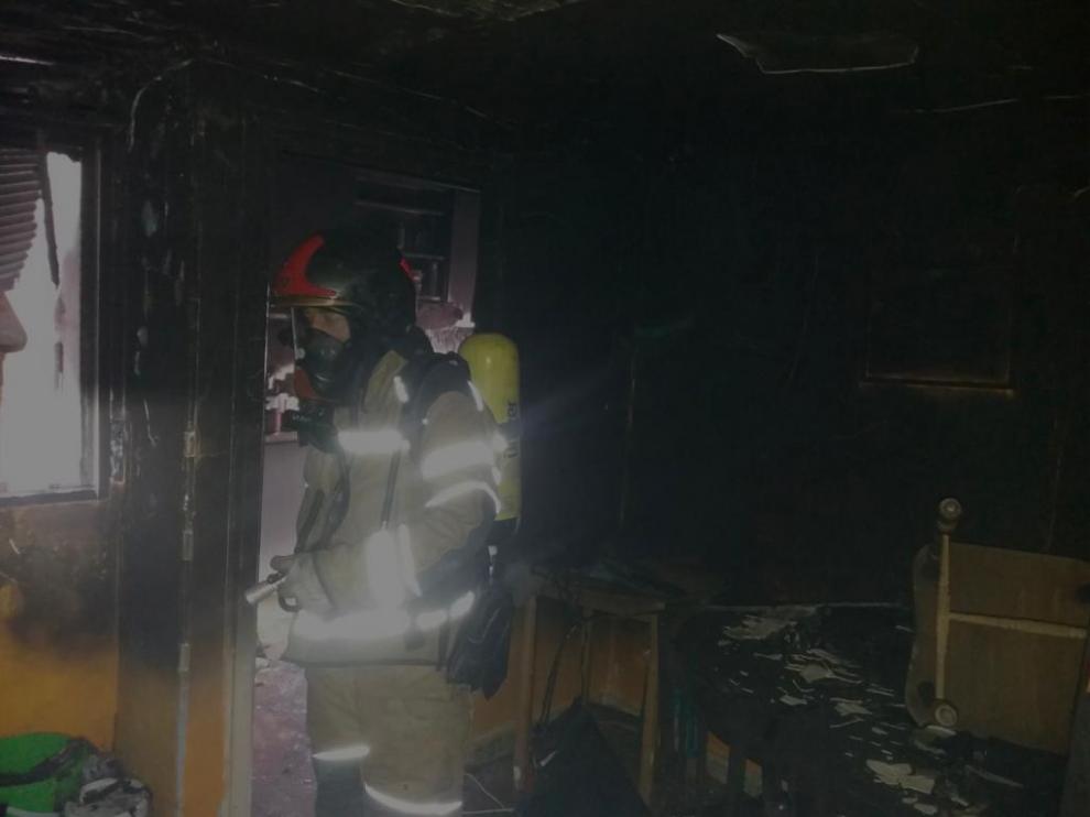 Bomberos de la Diputación de Zaragoza. sofocan un incendio en una vivienda en Calatayud este sábado 18 de abri