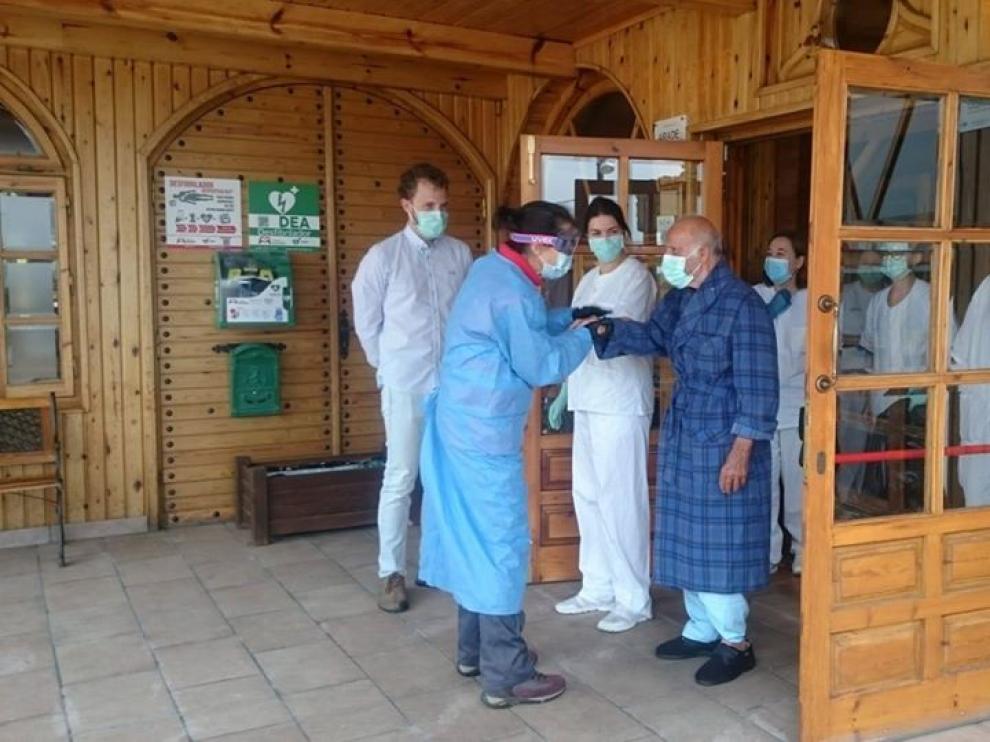 Despedida al primer paciente de la residencia de Sabiñánigo que recibió el alta en Yéqueda.