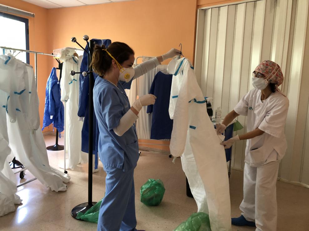 Las enfermeras del centro de salud de La Jota se preparan para una visita a domicilio.