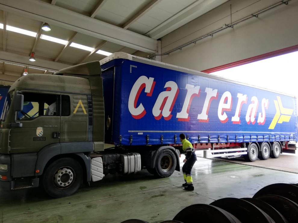 Un trabajador de Carreras preparando la salida de uno delos camiones