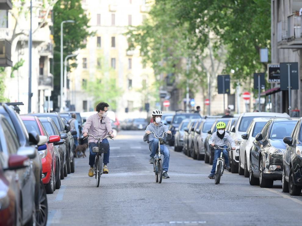Una familia pasea en bicicleta en Milán.