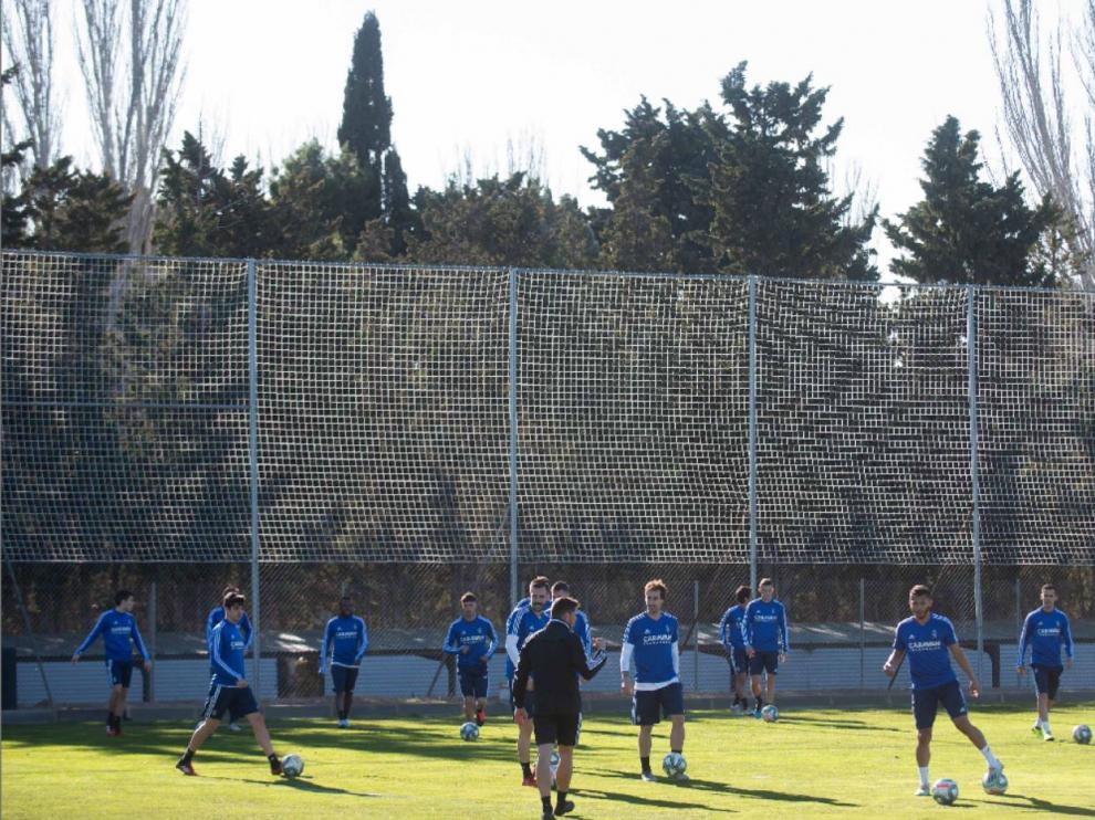 Uno de los últimos entrenamientos del Real Zaragoza en su Ciudad Deportiva antes del parón de la liga.