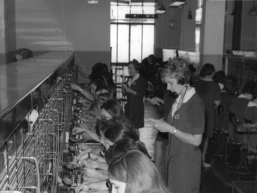 Una imagen de archivo de operadoras de telefonía atendiendo conferencias y llamadas.