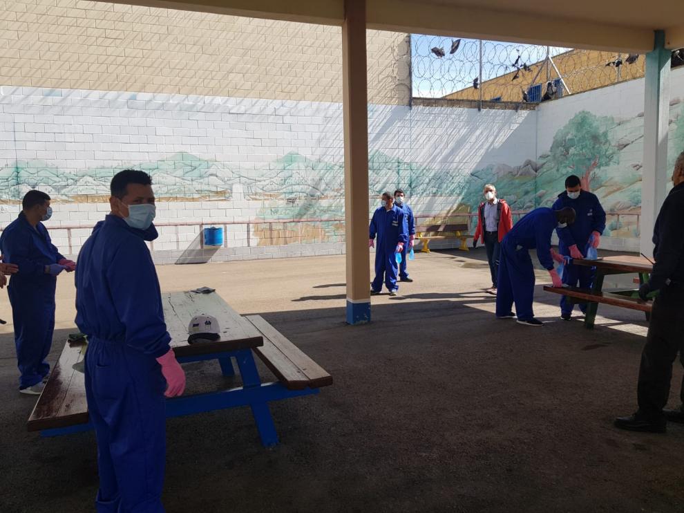Los presos de la cárcel de Daroca desinfectan el centro dos horas cada día, junto al director Ángel Salvo (de rojo).