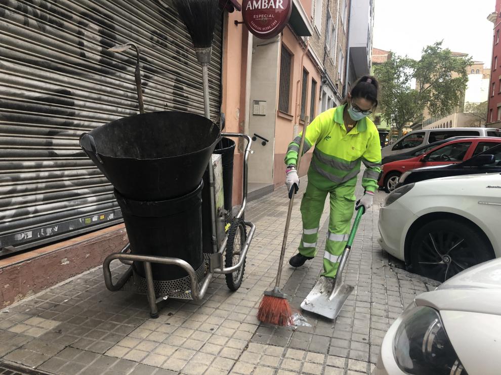 Pilar Gonzalvo Flores limpia una calle de Zaragoza
