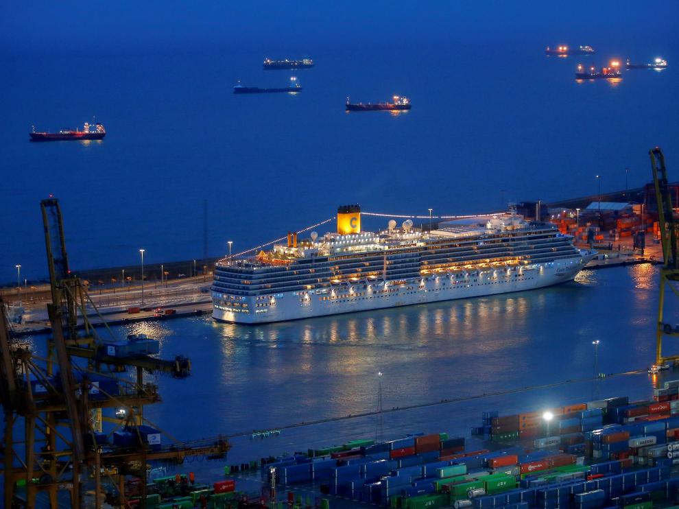 Atraca en Barcelona un crucero tras un mes sin poder tocar tierra por la pandemia
