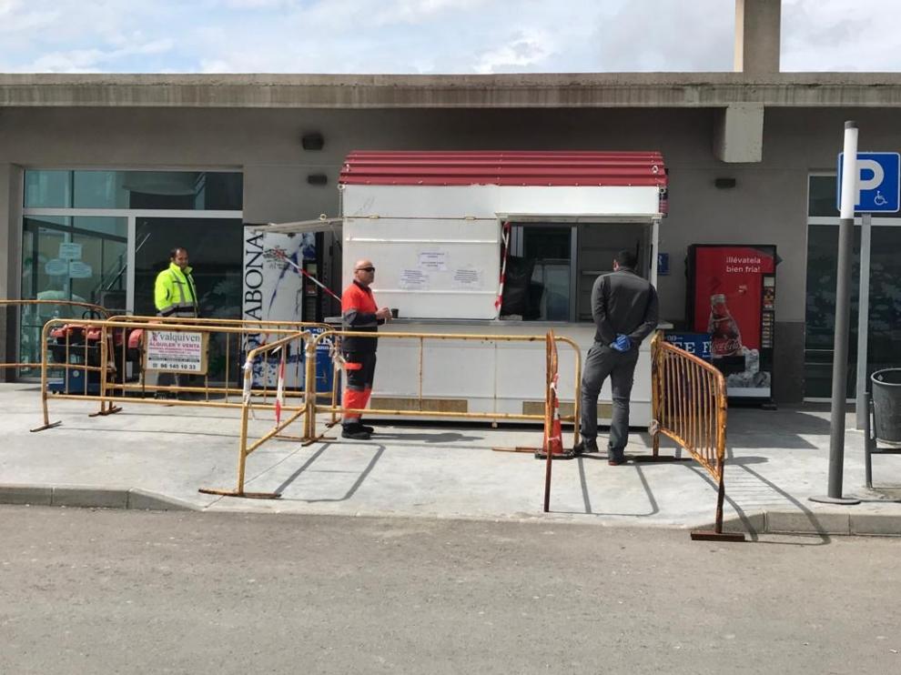 Dos clientes esperan su turno para llevarse comida o café del ‘catering’ del Asador Vía Verde.