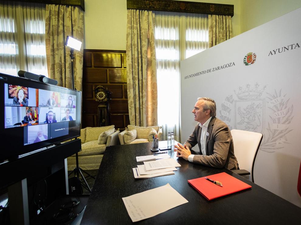 El alcalde de Zaragoza, Jorge Azcón, durante la videoconferencia con los alcaldes de las ciudades más grandes de España celebrada el pasado 14 de abril.